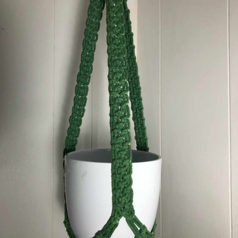 Green Macrame Plant Hanger. NEW. - Picture 2 of 7